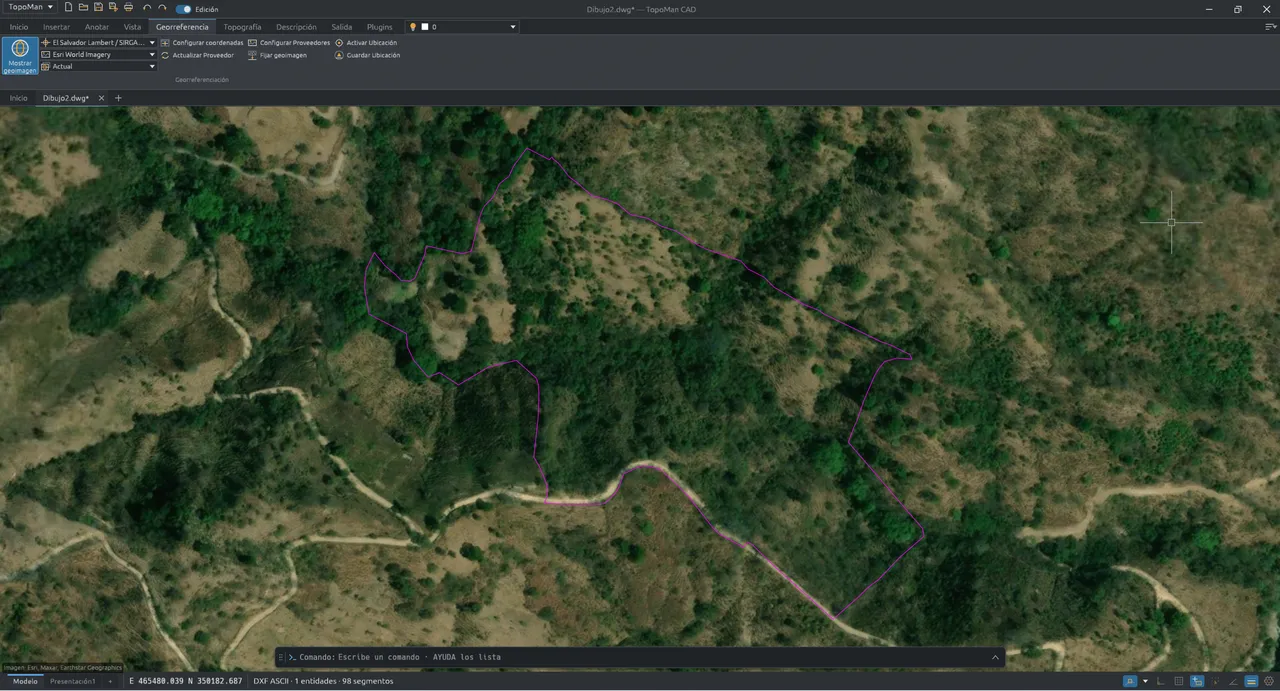 TopoMan CAD con el perímetro de un terreno dibujado sobre el fondo satelital, y en el teléfono un plano con su cuadro de rumbos, distancias y coordenadas